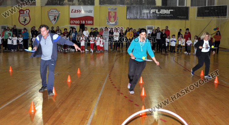 Десетки деца станаха „спортисти на градината” в коледна надпревара