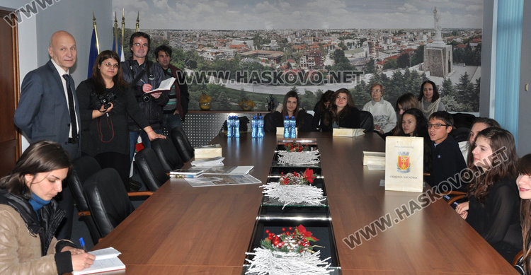 12 млади фотографи показват Хасково в календара за 2017-а