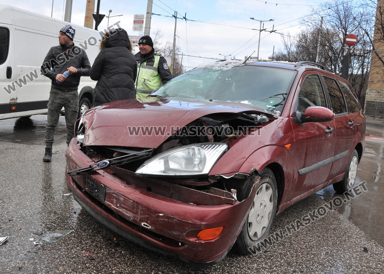 За час: Ауди се заби в дърво, второ -във Форд
