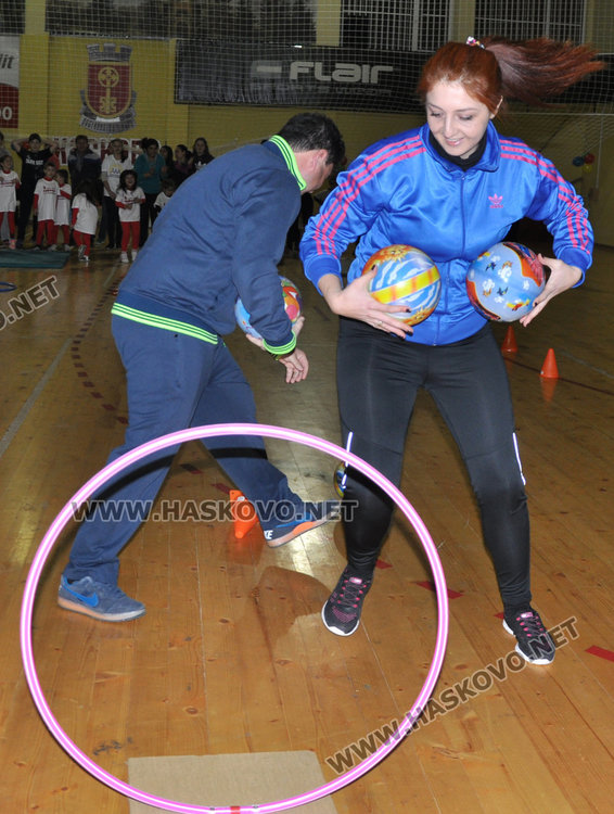 Десетки деца станаха „спортисти на градината” в коледна надпревара