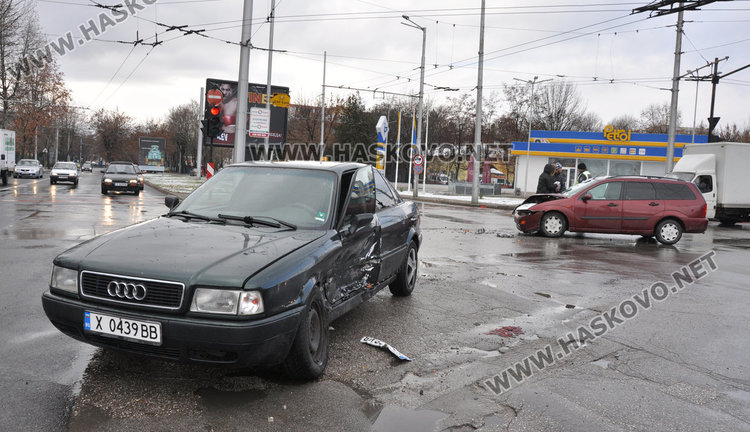 За час: Ауди се заби в дърво, второ -във Форд