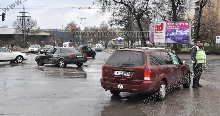 За час: Ауди се заби в дърво, второ -във Форд
