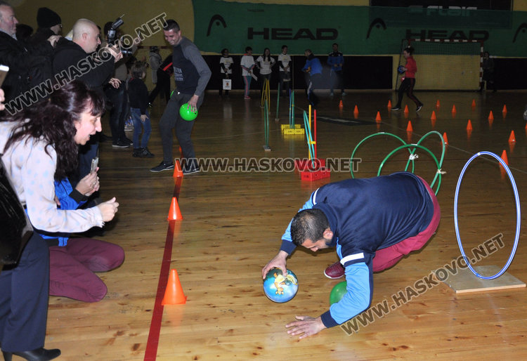 Десетки деца станаха „спортисти на градината” в коледна надпревара