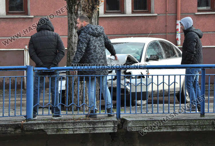 За час: Ауди се заби в дърво, второ -във Форд