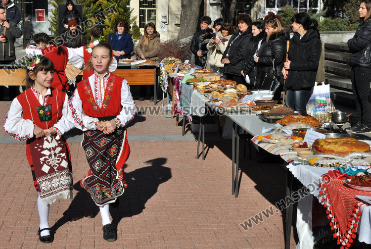 Разпънаха Коледна софра пред читалище „Заря“