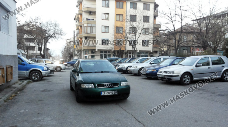 Читател: Ето нови примери за абсурдно паркиране в Хасково