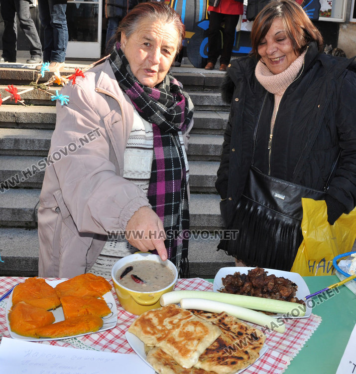 Разпънаха Коледна софра пред читалище „Заря“
