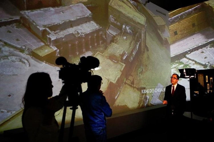 Бокова и Оланд откриха в Париж изложба за Палмира