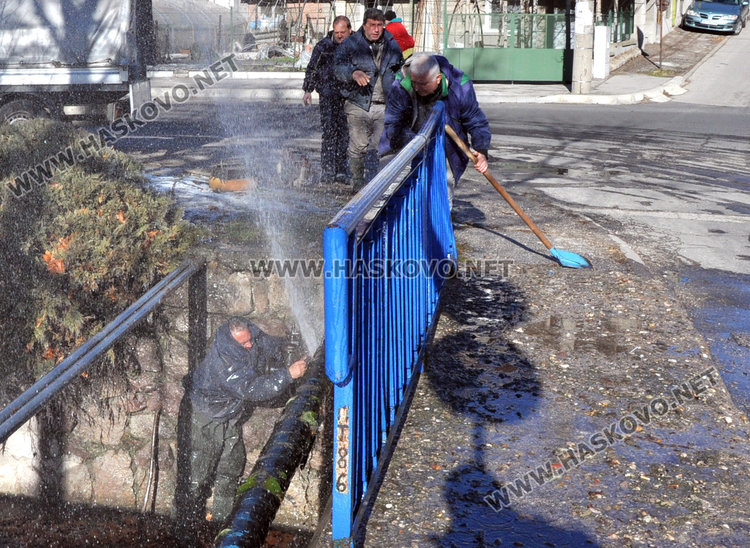 Работници на ВиК спират гейзер като водолази, целите вир вода на студа