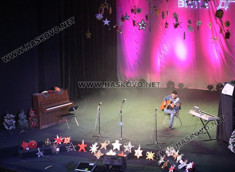 Талантите на Димитровград се изявиха в Коледен концерт
