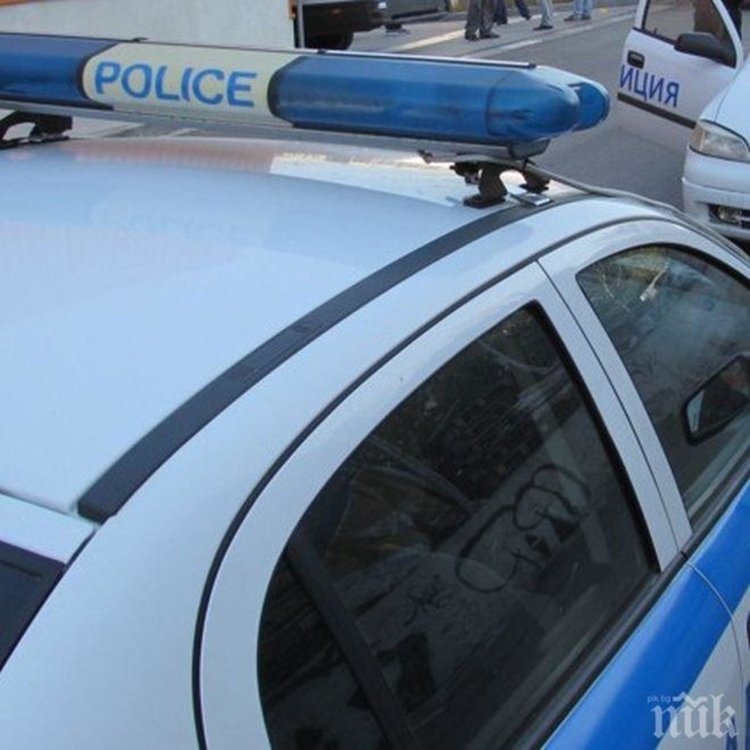 Холандец намушка с нож жена в центъра на София