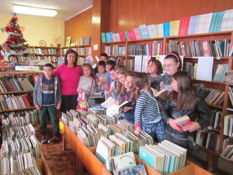 Третокласници от „Отец Паисий“ популяризират магията на четенето