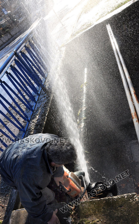 Работници на ВиК спират гейзер като водолази, целите вир вода на студа