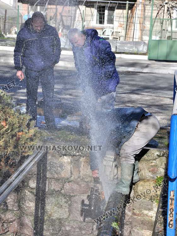 Работници на ВиК спират гейзер като водолази, целите вир вода на студа