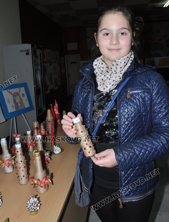 Млади художници отрупаха със сувенири фоайето на Младежки център