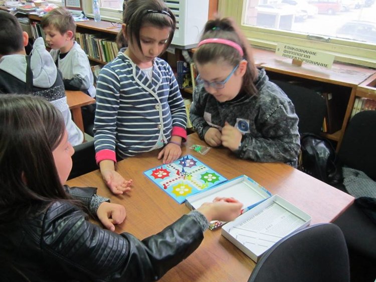 Третокласници от „Отец Паисий“ популяризират магията на четенето