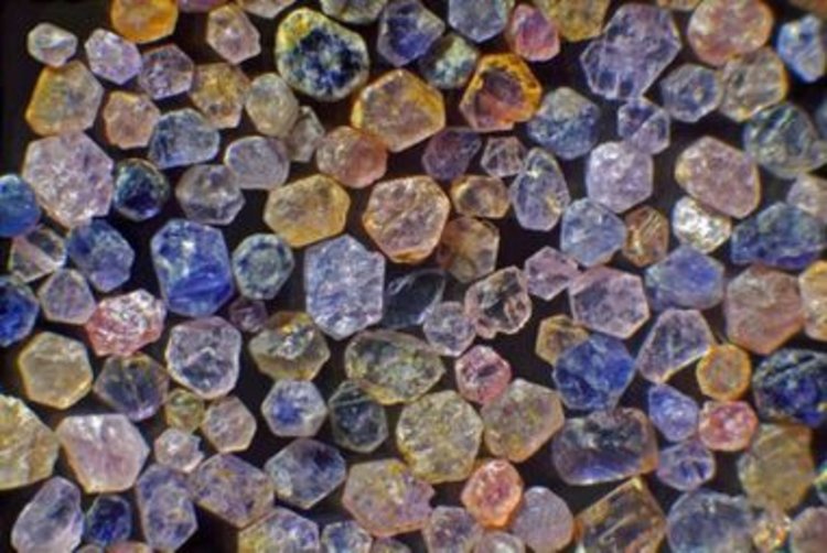 Откриха планета, на която вали дъжд от рубини и сапфири