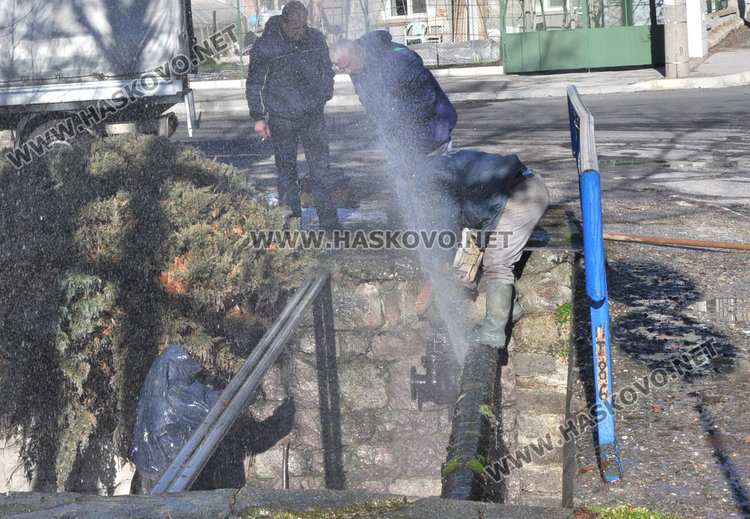Работници на ВиК спират гейзер като водолази, целите вир вода на студа
