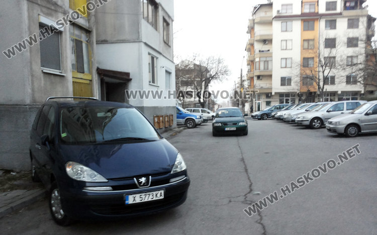 Читател: Ето нови примери за абсурдно паркиране в Хасково