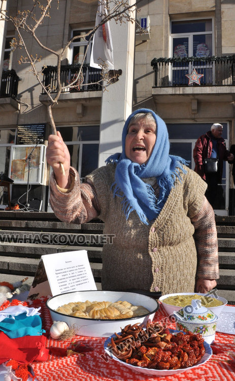 Разпънаха Коледна софра пред читалище „Заря“