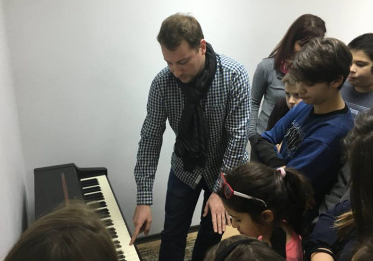 “Клуб на радостта” стана на шест години 