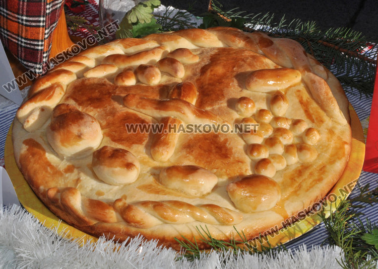 Разпънаха Коледна софра пред читалище „Заря“