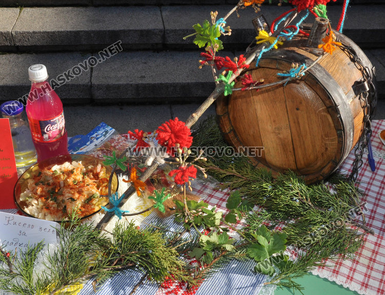 Разпънаха Коледна софра пред читалище „Заря“