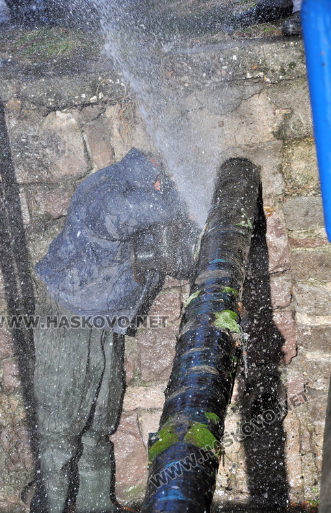 Работници на ВиК спират гейзер като водолази, целите вир вода на студа