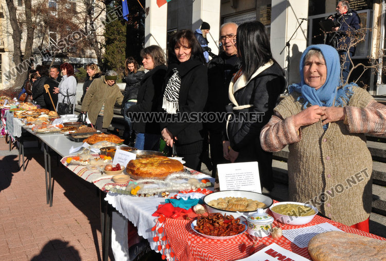 Разпънаха Коледна софра пред читалище „Заря“