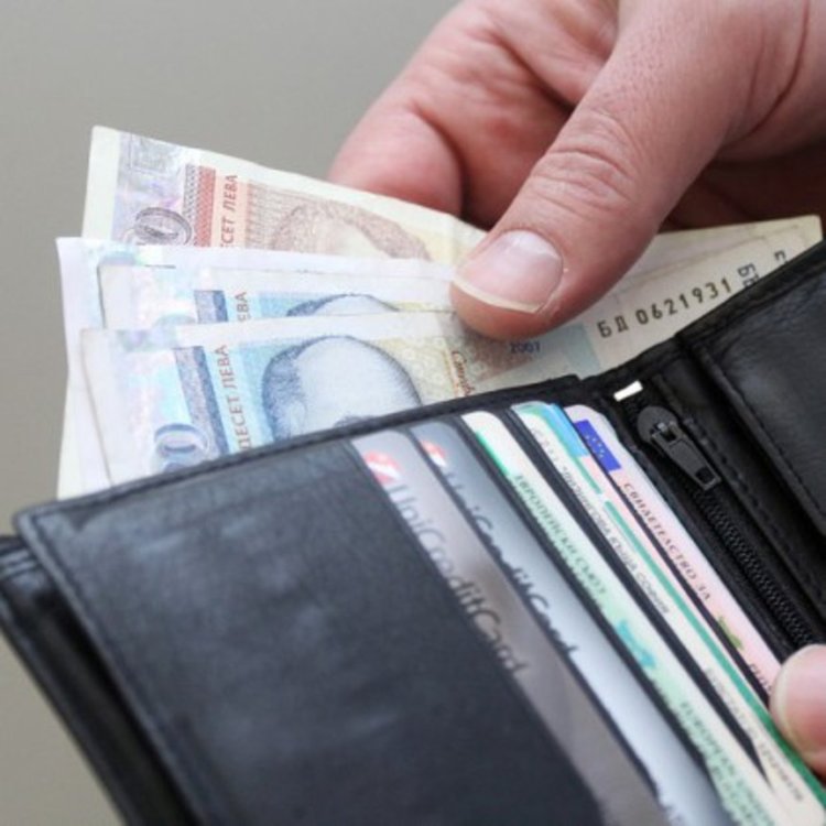 Само един от четирима българи е доволен от доходите си