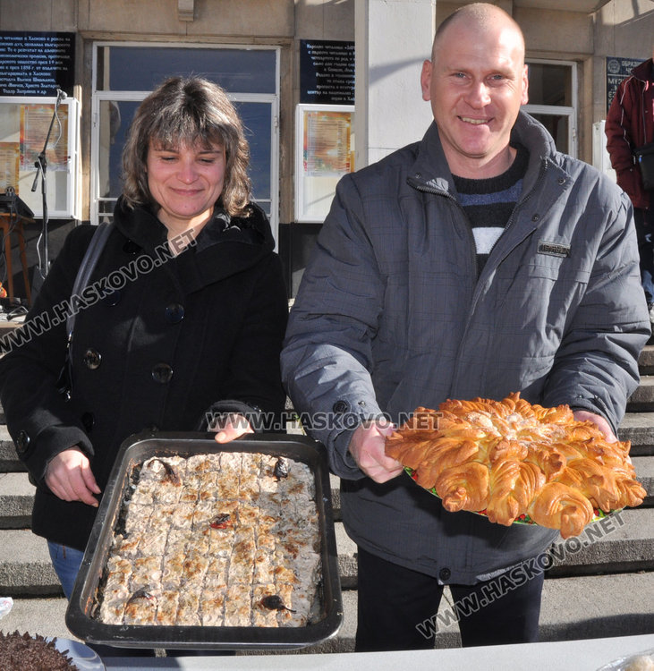 Разпънаха Коледна софра пред читалище „Заря“