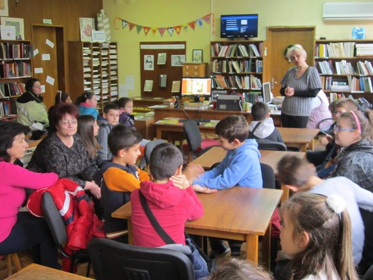 Третокласници от „Отец Паисий“ популяризират магията на четенето