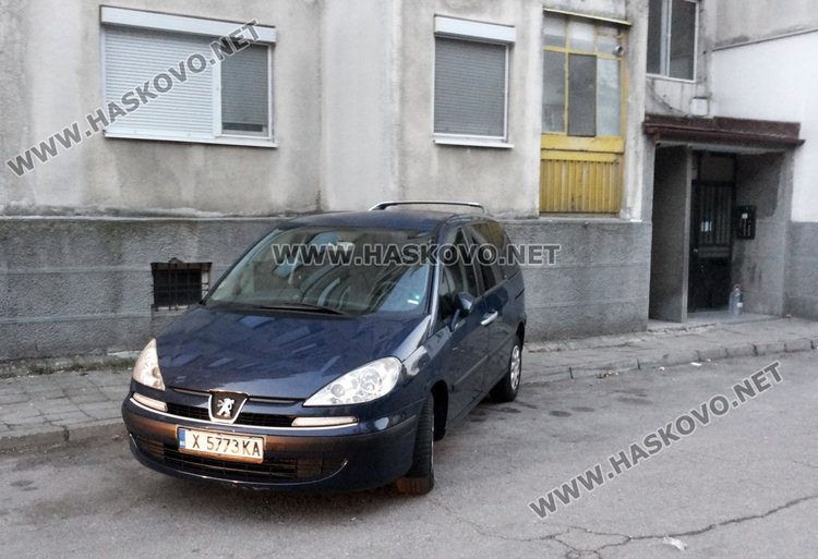 Читател: Ето нови примери за абсурдно паркиране в Хасково