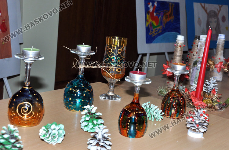 Млади художници отрупаха със сувенири фоайето на Младежки център