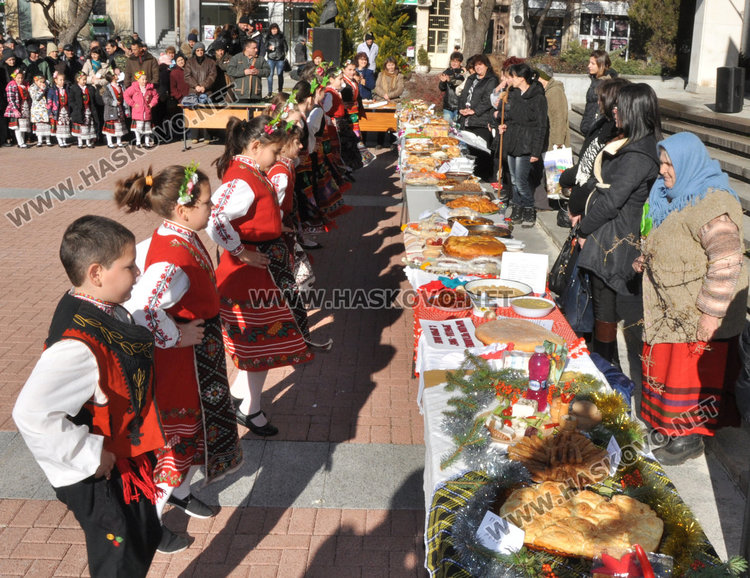 Разпънаха Коледна софра пред читалище „Заря“
