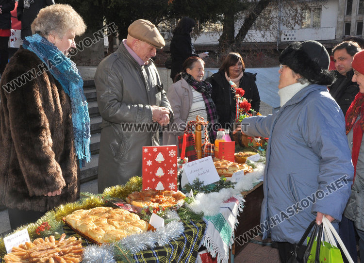 Разпънаха Коледна софра пред читалище „Заря“