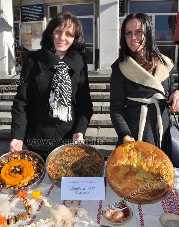 Разпънаха Коледна софра пред читалище „Заря“