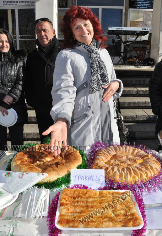Разпънаха Коледна софра пред читалище „Заря“