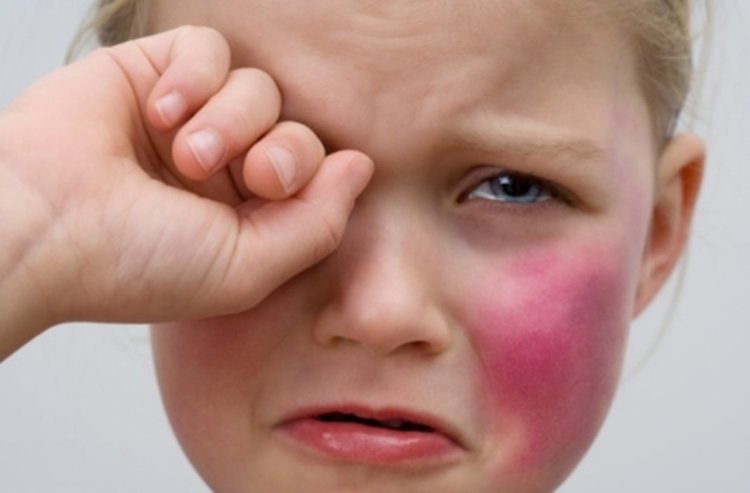 Война между фамилии: Мъж наби с пръчка дете