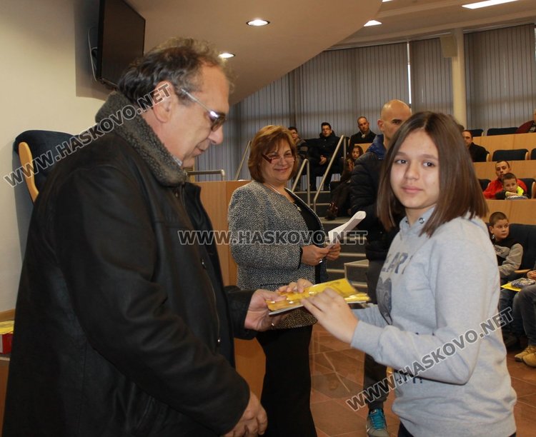 Наградиха 38 деца, победители в Коледното математическо състезание в Димитровград