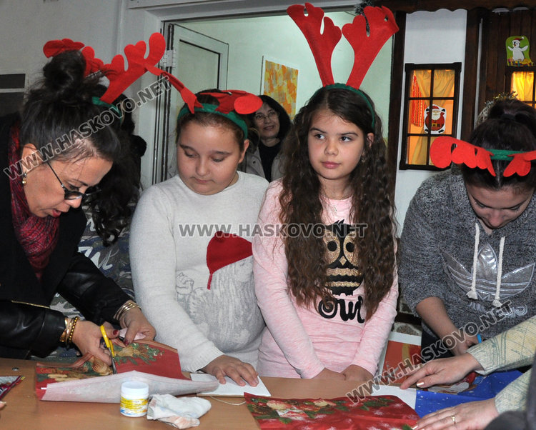 В Царската гимназия изработиха сувенири за базара за болно дете в областна администрация