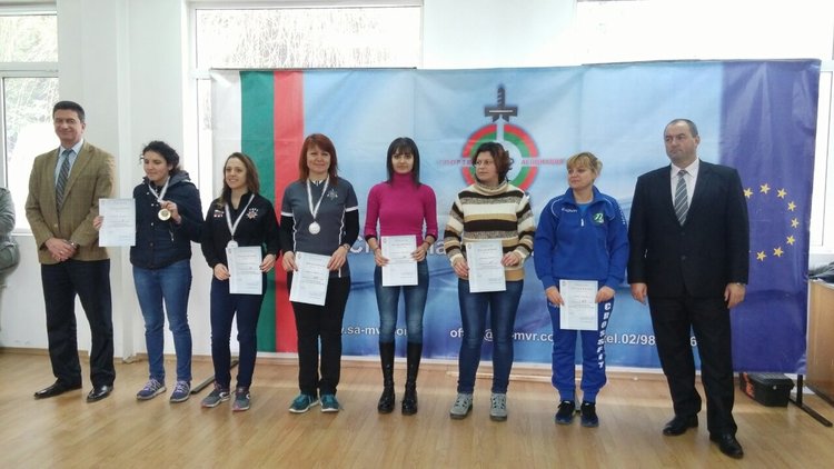 В люта конкуренция- смолянските полицайки с бронз от турнира по стрелба с пистолет