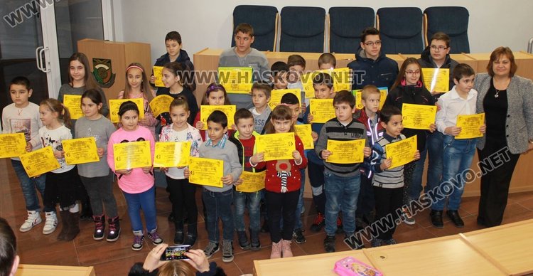38 ученици бяха отличени по време на церемонията по награждаването на победителите от Коледното математическо състезание днес