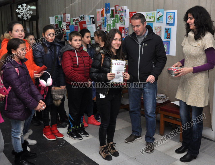 101 деца изпратиха коледни картички в музея, наградиха най-добрите