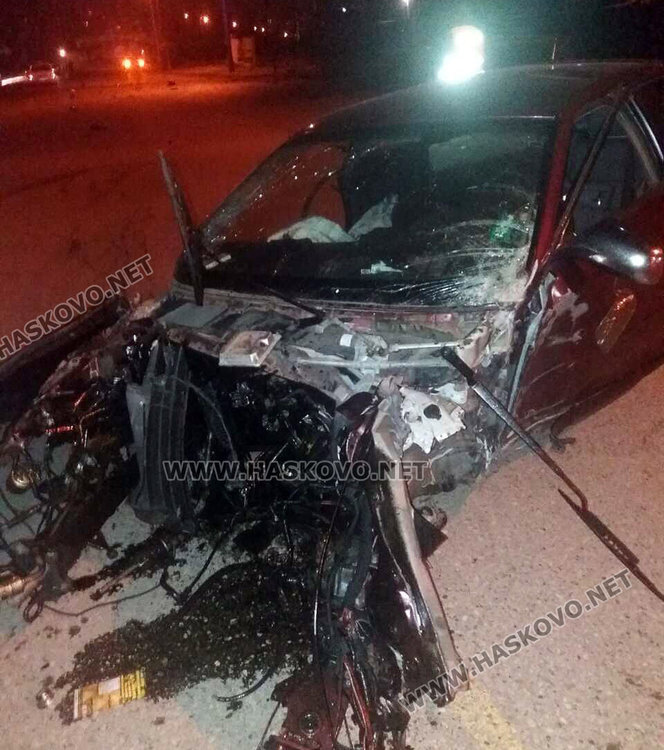 Ауди се разби в стълб на пътя за Болярово, момче и момиче в болница