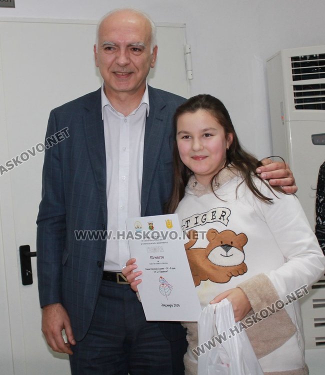 Отличиха победителите от конкурса за сурвачки в Димитровград