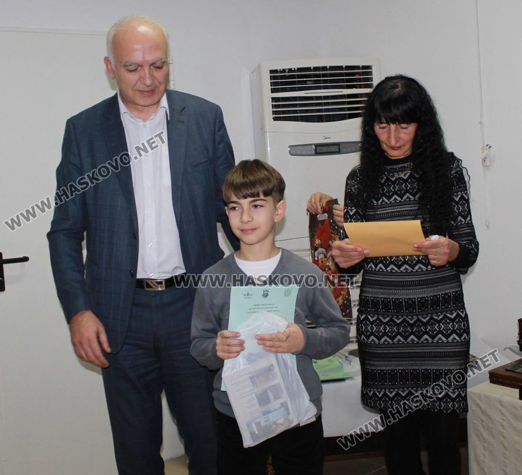 Отличиха победителите от конкурса за сурвачки в Димитровград