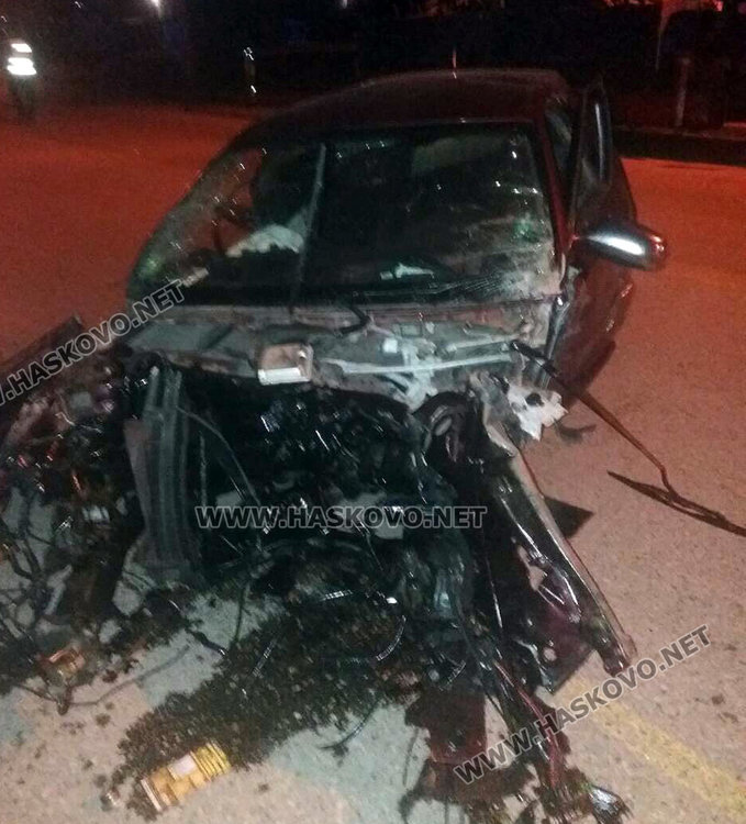 Ауди се разби в стълб на пътя за Болярово, момче и момиче в болница