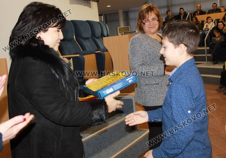 Наградиха 38 деца, победители в Коледното математическо състезание в Димитровград