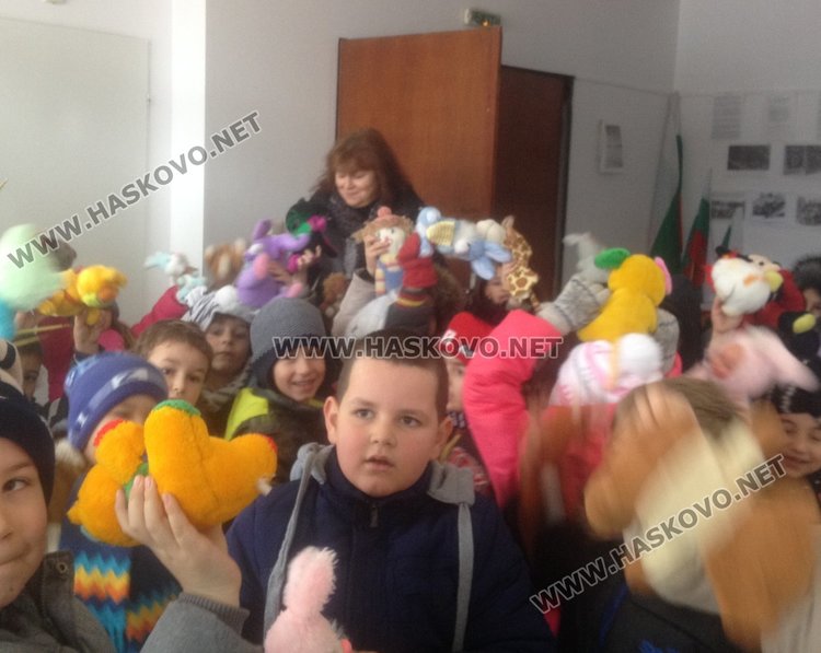 Деца от детска градина в Смолян с първите играчки- дарения за връстници в Хитрино